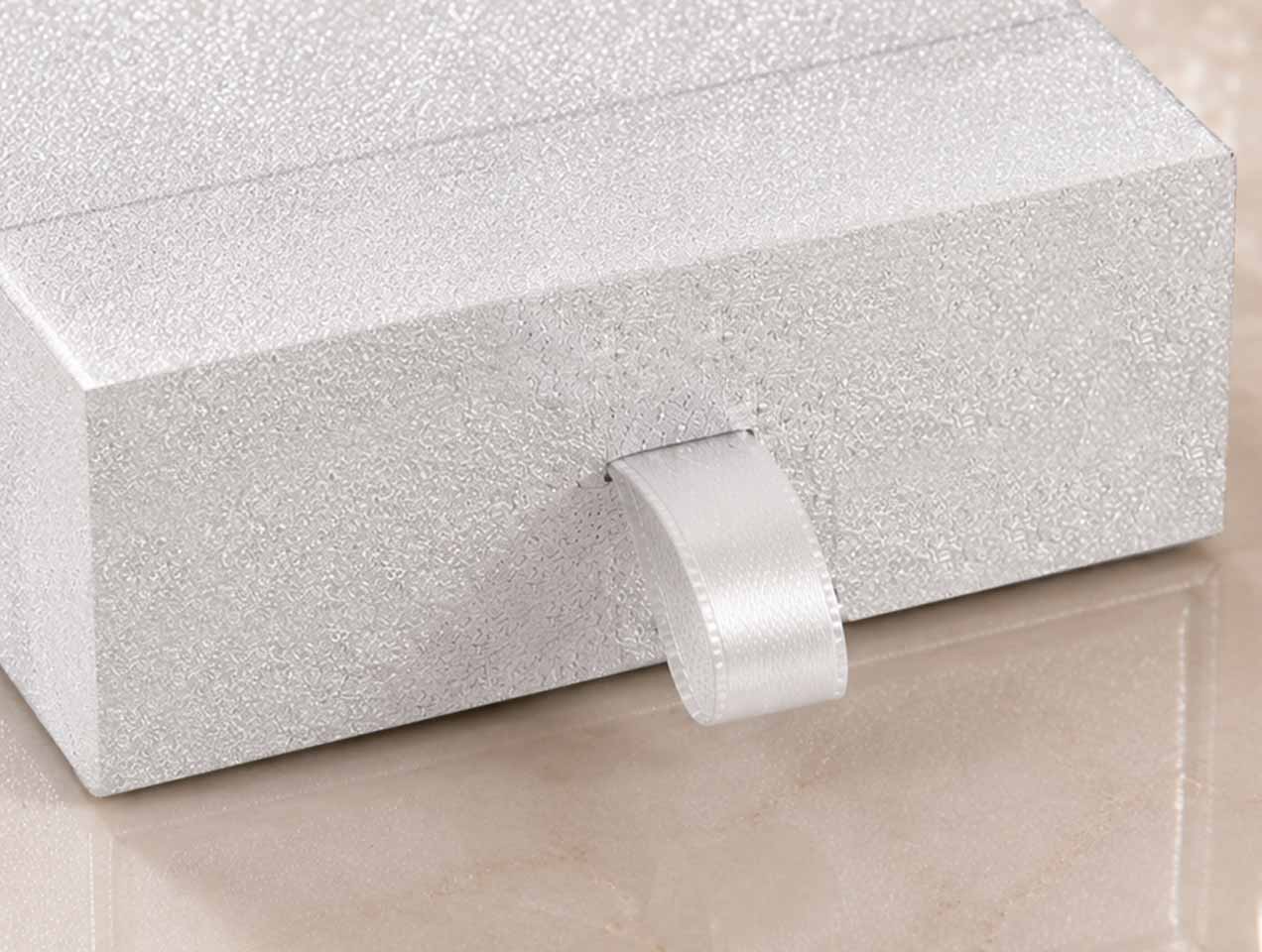 The special glitter paper creates a refined sparkling surface with fine particles and a smooth touch, adding a distinctive look to jewelry packaging.